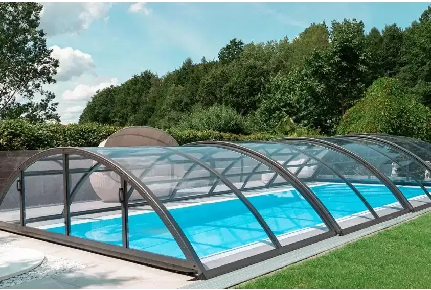 Pooltak Klasik 3×4 med slankt valvformat lock, transparenta paneler och mörk metallram